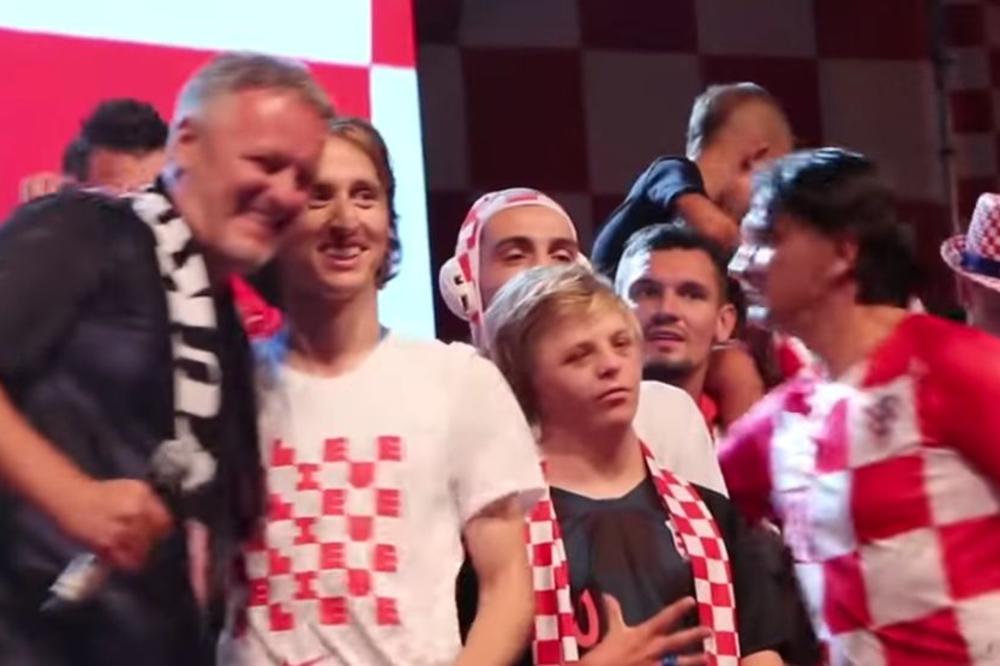 Selektor i igrači su doveli Tompsona na doček: Dalić ga poveo i u Varaždin, pa napao novinara zbog pitanja o pevaču nacionalističkih pesama! (VIDEO)