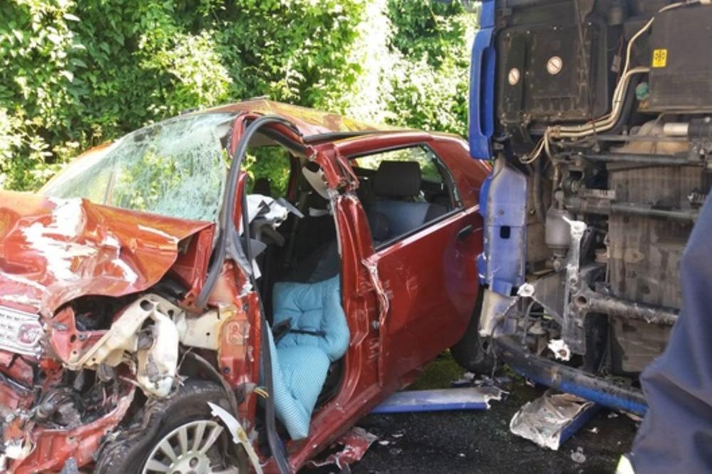 KRVAV ČOVEK IZVUČEN IZ AUTOMOBILA: Nesreća kod Ade Ciganlije, potpuni kolaps saobraćaja!