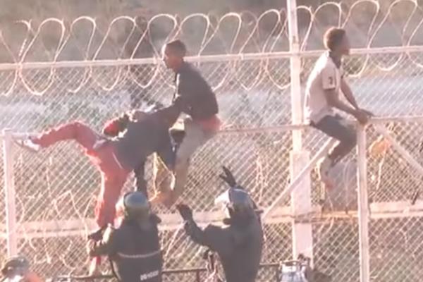 HAOS U ŠPANIJI: Stotine migranata BACAČIMA PLAMENA probilo graničnu ogradu! (VIDEO)