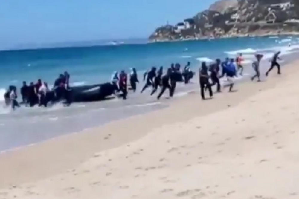 Čamac s migrantima pristaje, ljudi BEŽE NA SVE STRANE, goli kupači u neverici! (FOTO) (VIDEO)