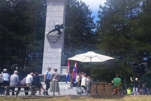 PUŠTAJU TOMPSONA PREKO RAZGLASA! Srbi i antifašisti u Hrvatskoj slave Dan ustanka, a ultradesničari DIVLJAJU na kontraskupu!