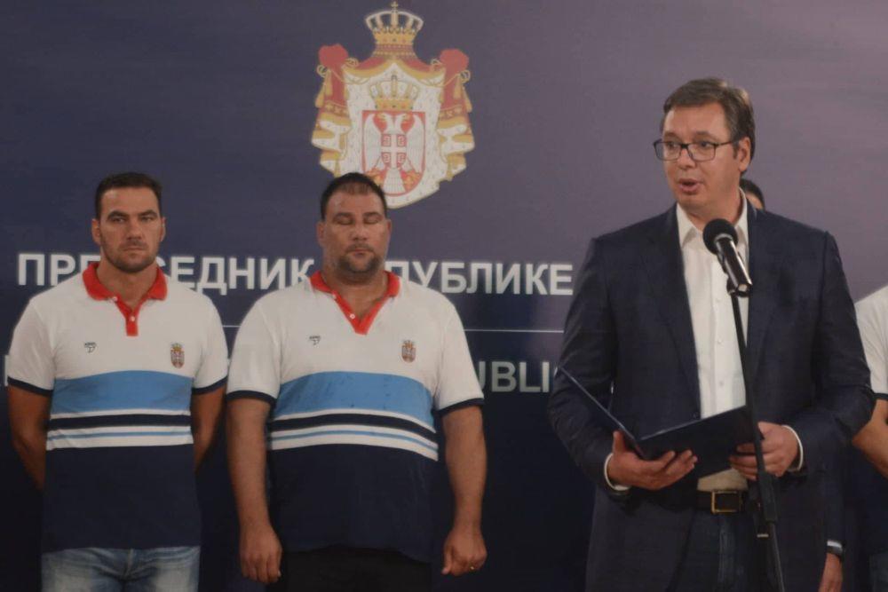 Aleksandar Vučić je dobio na poklon kapicu i loptu od vaterpolo reprezentativaca  