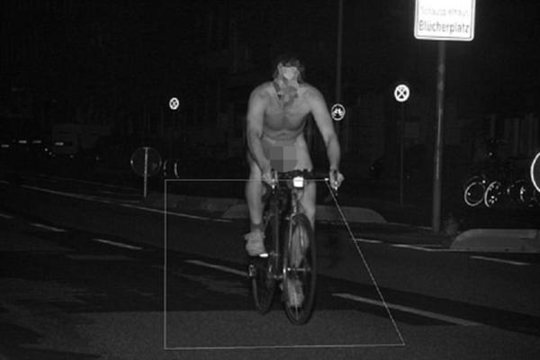 NEMAČKE KAMERE USNIMILE NEŠTO ČUDNO: Biciklista je vozio POTPUNO NAG, a kada čujete kojom brzinom, nećete verovati! (FOTO)