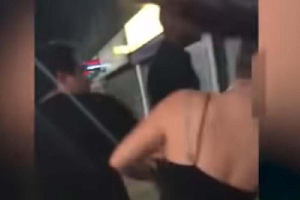 MOMAK NOKAUTIRAO DEVOJKU ISPRED KAFIĆA: Žena pala na pod ONESVEŠĆENA, prolaznici samo gledali! (VIDEO)