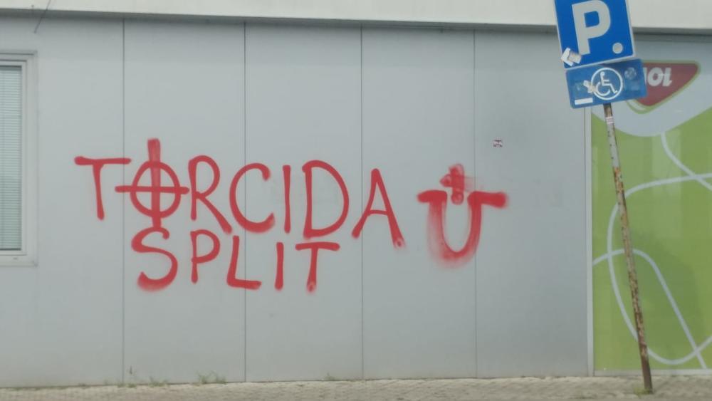 Torcida iz Splita je crtala ustaške simbole po Srbiji  