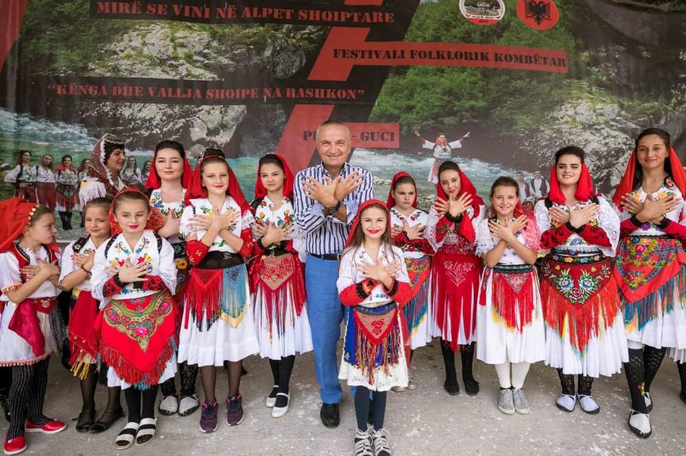PONOSNO POKAZIVAO ORLA U CRNOJ GORI! Predsednik ALBANIJE šokirao novim provokacijama! (FOTO)