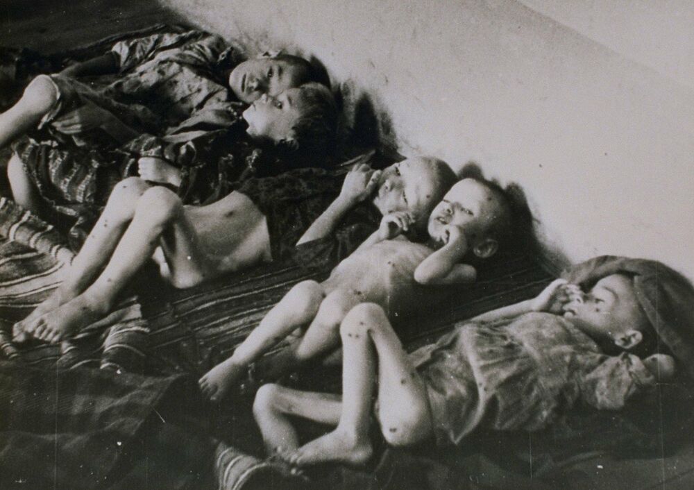 Slika iz Memorijalnog muzeja, Stara Gradiška - Deca koja su s Kozare dovedena u logor Jasenovac  