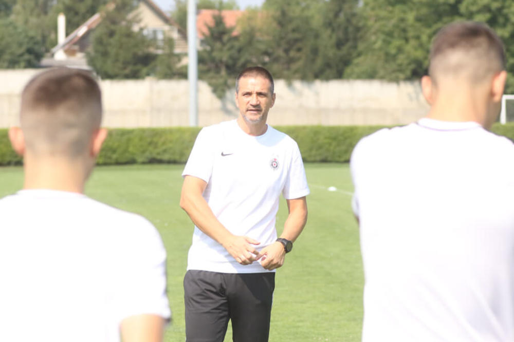 BATA MIRKOVIĆ ODRŽAO PRVI TRENING: Novi trener Partizana predstavio i nove članove stručnog štaba! (FOTO GALERIJA) (VIDEO)