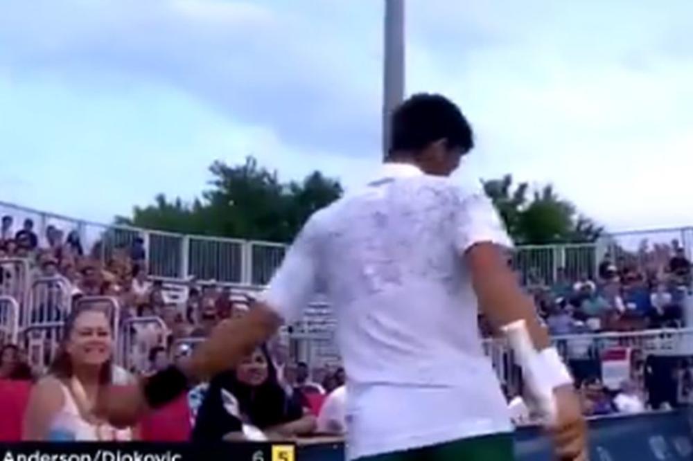 Novak Đoković je izgubio poen, a onda je jednim potezom oduševio stadion i dobio ovacije! (VIDEO)
