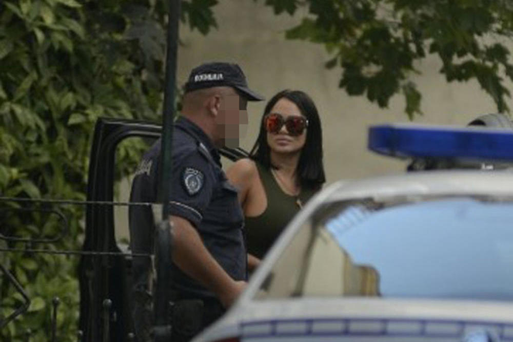 POLICIJA ZAUSTAVILA TAMARU ĐURIĆ I PRETRESALA NJEN BMW X6! Više od pola sata češljali starletin auto, pa je odveli POD ROTACIJOM! (EKSKLUZIVNI FOTO I VIDEO)