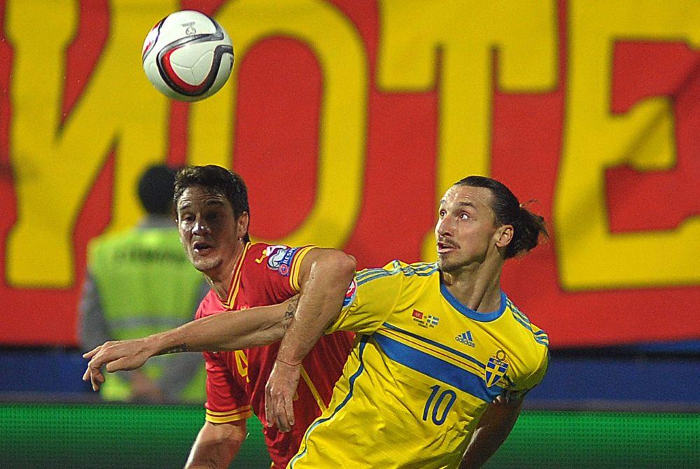 Nikola Vukčević u duelu sa Zlatanom  