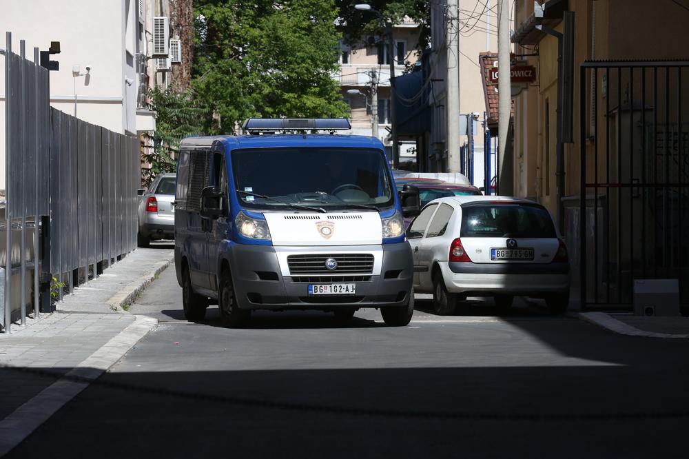 PUCAO SA TERASE! Drama u novosadskom naselju, intervenisala policija