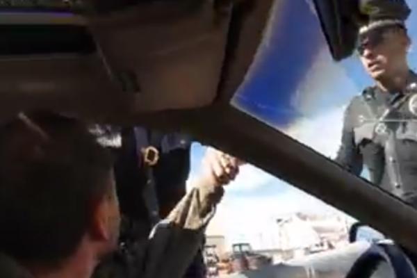 Snimljen POLICIJSKI TEROR U NOVOM MEKSIKU: Vozač nasilno izvučen iz vozila, JER SE NIJE VEZAO! (VIDEO)