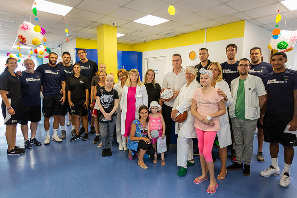 NBA košarkaši ulepšali dan mališanima na onkološkom institutu i u "Tiršovoj" (FOTO)