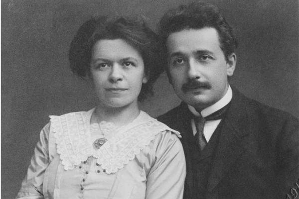 NAČINIO INCEST PA TRAŽIO TROJKU: Albert Ajnštajn SPAVAO SA BLISKOM ROĐAKOM a od OBE ŽENE ŽELEO OVO, jezivi detalji