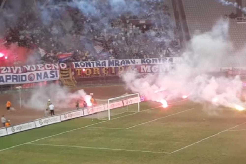 LUDILO U SPLITU: Torcida gađala igrače bakljama i poručila im da skinu dresove! Hajduk tone sve dublje! (FOTO) (VIDEO)