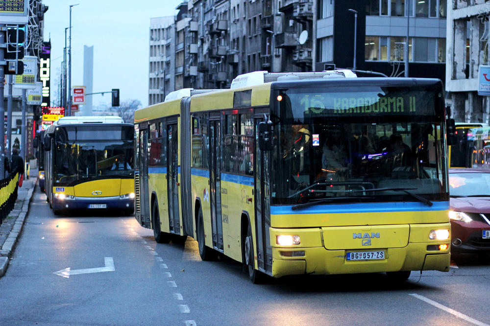 ČOVEK PAO MRTAV U 16-ici! Beograđani se mirno vozili, a onda je usledio JEZIV PRIZOR, usred autobusa!