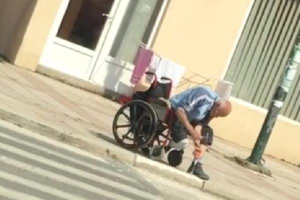 ZBOG OVOG VIDEA REGION PLAČE: Čovek u kolicima uzeo čekić i počeo da bije po trotoaru, a kada čujete zašto SRCE ĆE VAM PREPUĆI (VIDEO)