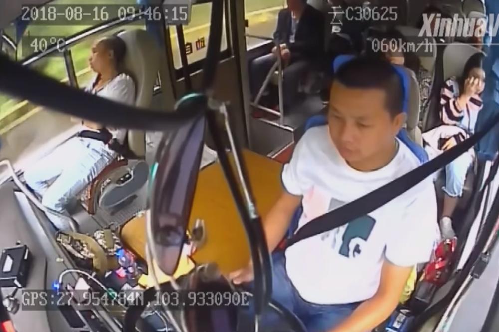 KAMEN veličine lopte je doleteo vozaču autobusa u GLAVU DOK JE VOZIO PUTNIKE, usledila je DRAMA sa neočekivanim epilogom! (UZNEMIRUJUĆ VIDEO)