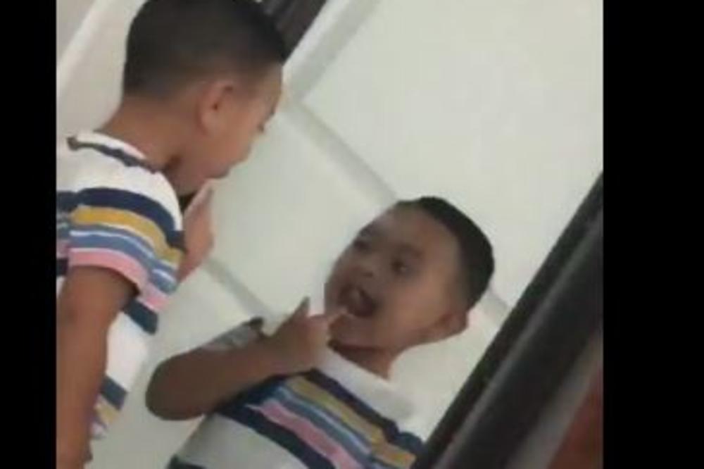 SNIMAK ZA NEKOLIKO DANA POGLEDALO 4 MILIONA LJUDI: Ovaj dečak je svojim odrazom u ogledalu prestravio internet! (VIDEO)