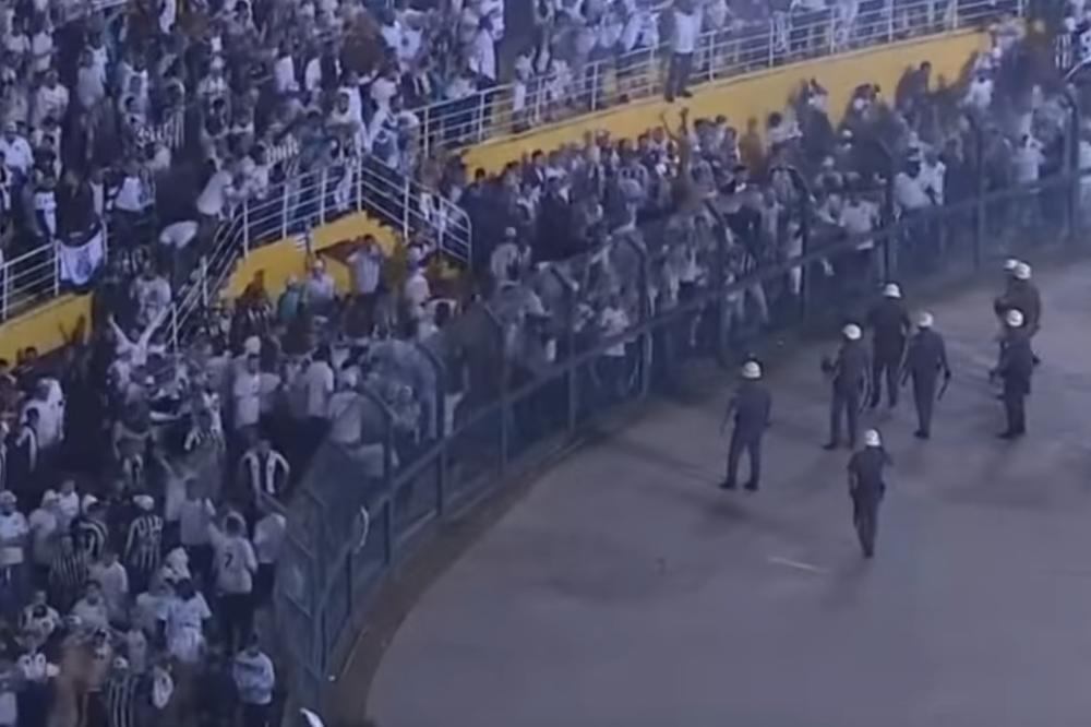 Strašne scene u Sao Paulu: Navijači gađali goste iz Argentine bakljama, uleteli na teren, sudija morao da prekine meč