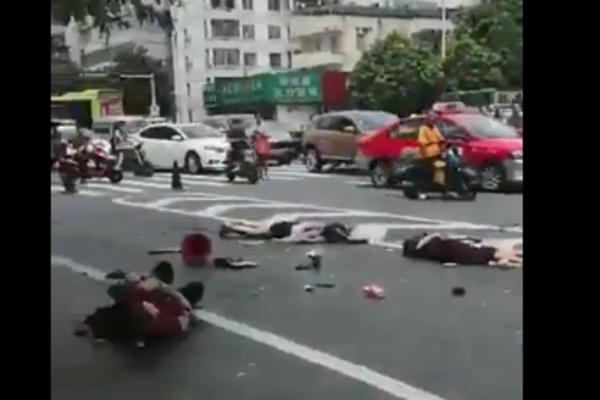 KOMBI POKOSIO PEŠAKE U KINI: Jedna osoba poginula, više povređenih! (VIDEO)