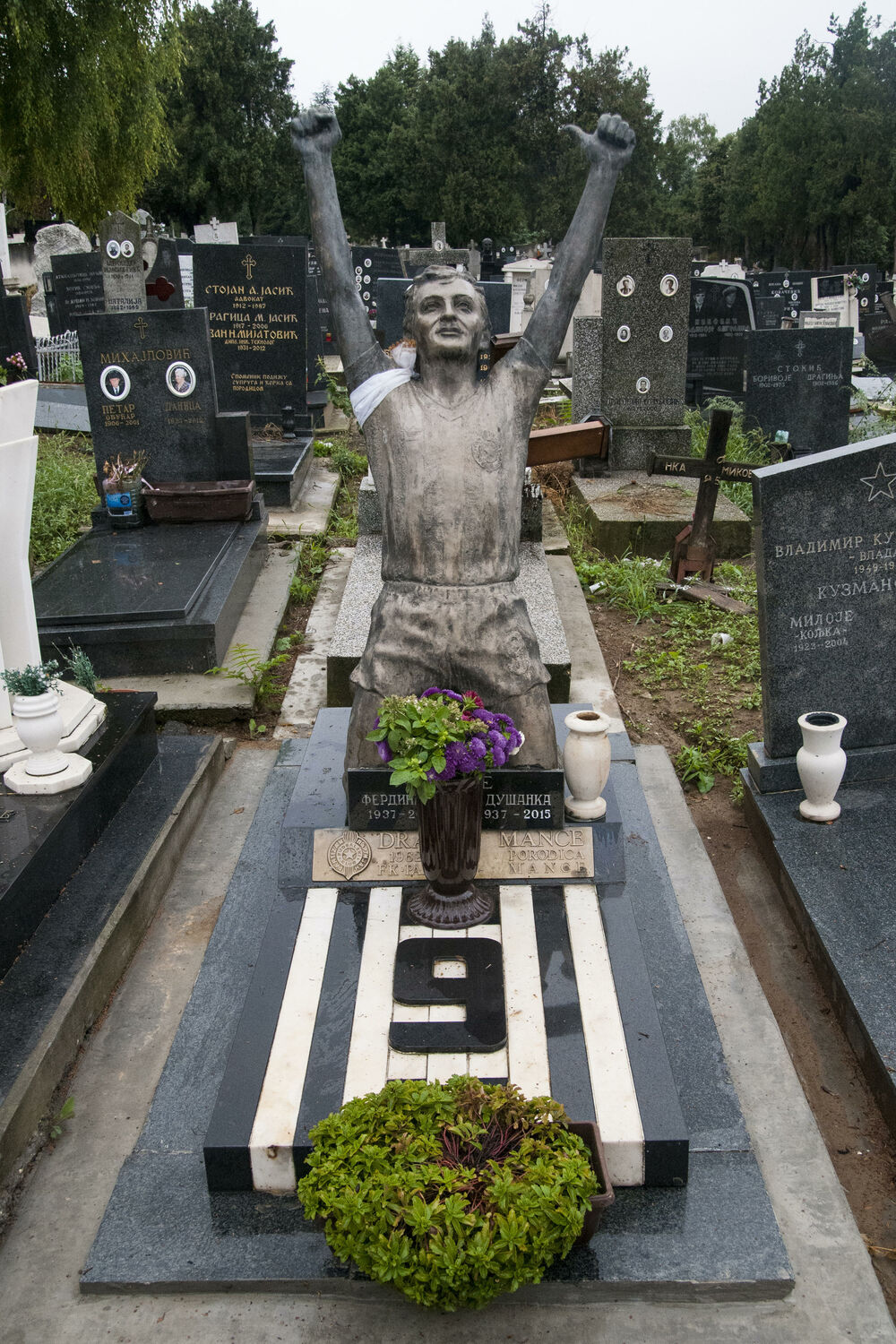 Grob Dragana Mancea na Novom groblju  