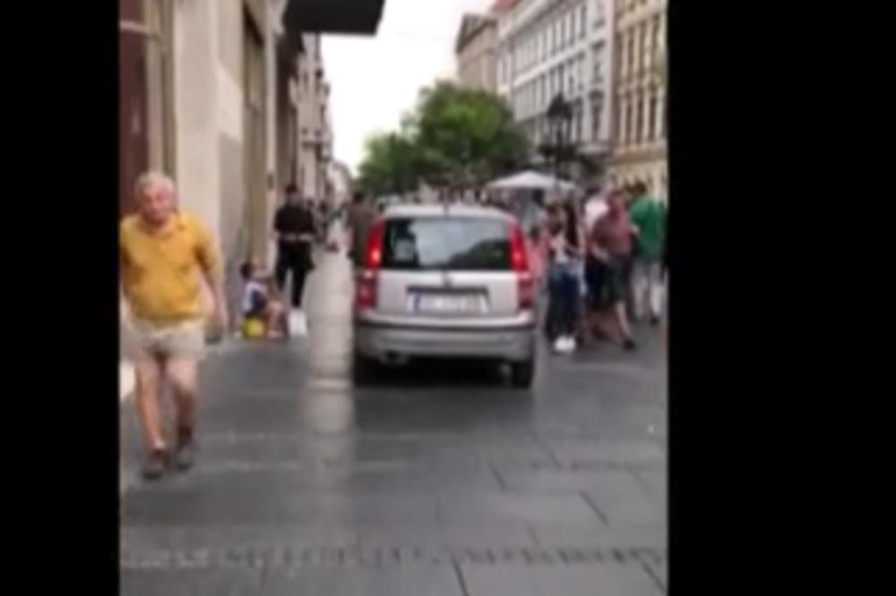 AUTOMOBIL ULETEO U KNEZ MIHAILOVU! Ovog vozača je baš briga za pravila, opušteno se provozao pešačkom zonom! (VIDEO)