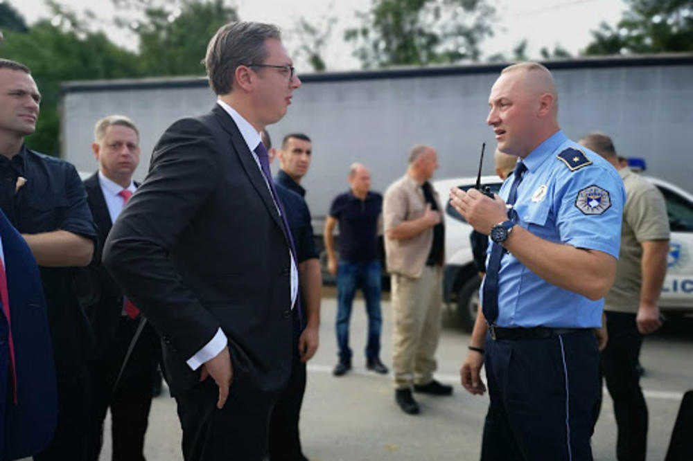 KOSOVSKA POLICIJA ZAUSTAVILA SRPSKOG PREDSEDNIKA! Vučić se raspravlja sa ALBANSKIM POLICAJCEM (FOTO)