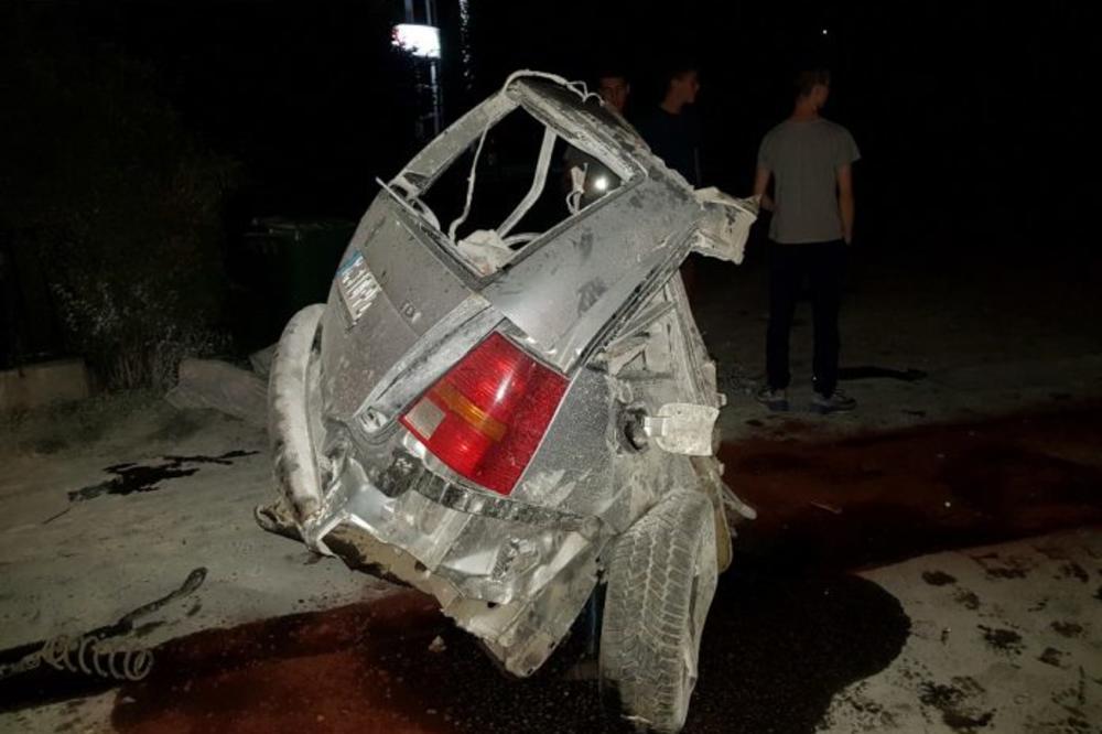 DIREKTNO SE ZAKUCAO U OGRADU I PREPOLOVIO AUTO: Posle strašne nesreće otriveno koliko je vozač (25) imao promila alkohola u krvi (FOTO)