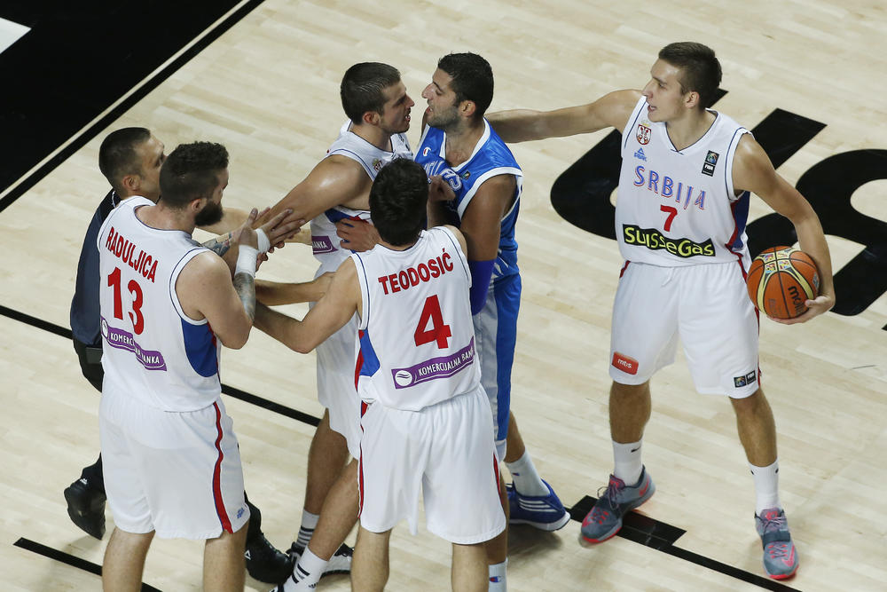 Bjelica i Buruzis u klinču, srpski košarkaši ih razdvajaju  