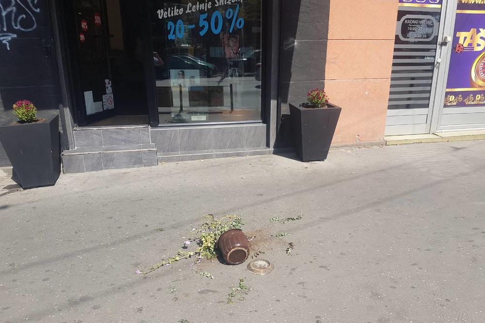 ZAMALO UŽAS U CENTRU BEOGRADA: Saksija sa cvećem pala nasred ulice TIK PORED DETETA! (FOTO)