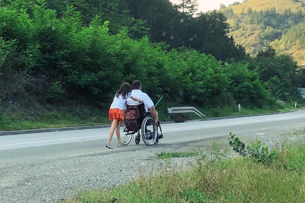 OVO JE NAJPOTRESNIJI PRIZOR KOJI ĆETE DANAS VIDETI! Devojčica koja kilometrima gura tatu invalida je naš HEROJ, a priča koja se krije iza slike JE PRETUŽNA! (FOTO)