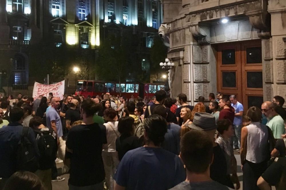KOLIKO VREDI LJUDSKI ŽIVOT: Organizovan protest ispred Vlade Srbije zbog pogibije radnika! (FOTO) (VIDEO)