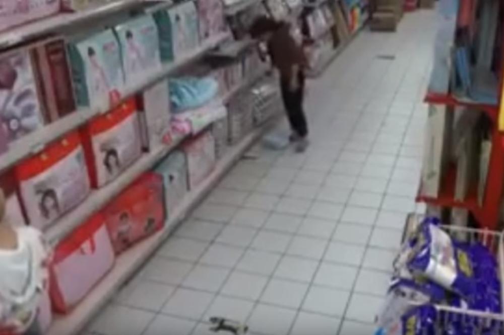 KAO DA JE ĐAVO UŠAO U NJU! Žena se prodavnici sagla da podigne paket, a onda počela NEKONTROLISANO DA VRIŠTI! (UZNEMIRUJUĆI VIDEO)