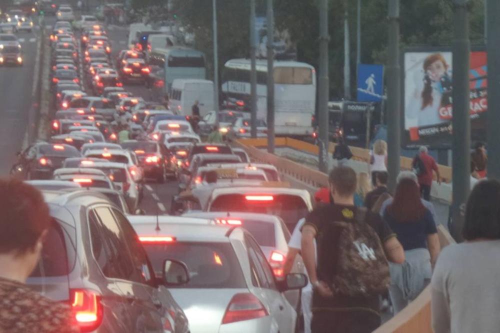 HAOS NA AUTOKOMANDI: Nakon lančanog sudara strahovite gužve u Beogradu, nema povređenih!
