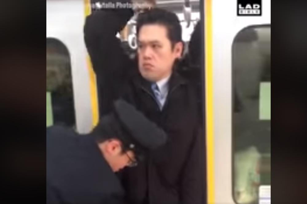 SMETA VAM GUŽVA? U Japanu STUDENTI PLAĆAJU da guraju one koji nisu uspeli DA UĐU U VOZ! (VIDEO)