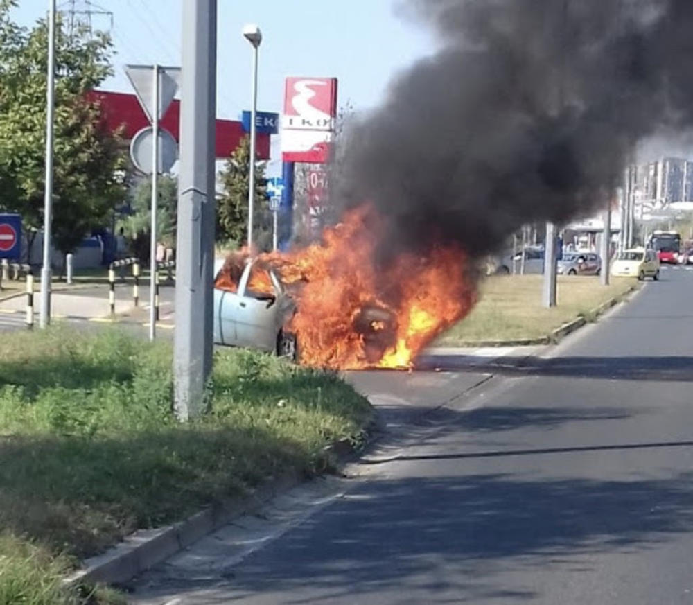 Automobil u plamenu 