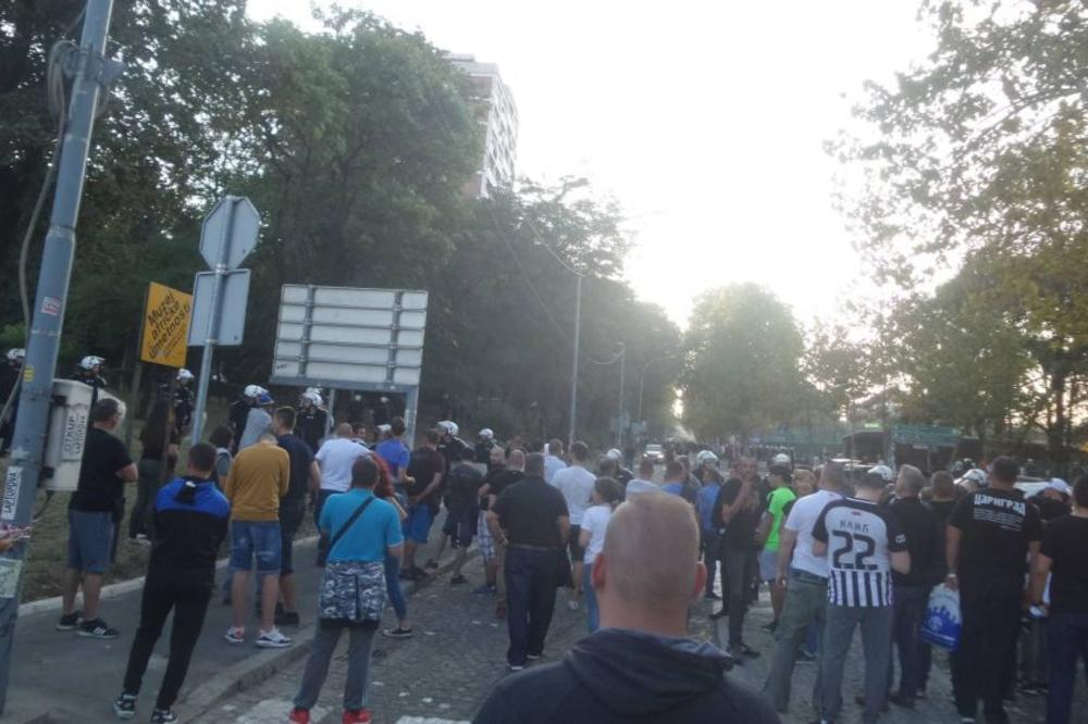 SVE VRVI OD POLICIJE NA AUTOKOMANDI: Blokiran prolaz navijačima ka stadionu u Humskoj!