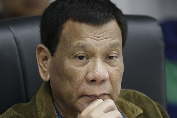 PIJAN LI JE? Filipinski predsednik postao hit na društvenim mrežama zbog JEDNOG DETALJA (FOTO)
