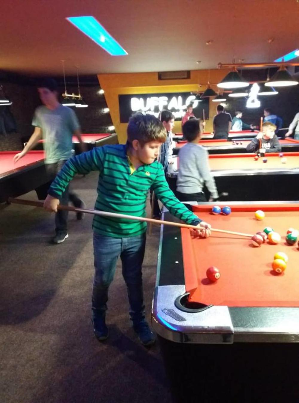 Nišlija, Aleksa Dimitrijević (11) provodi slobodno vreme igrajući bilijar  