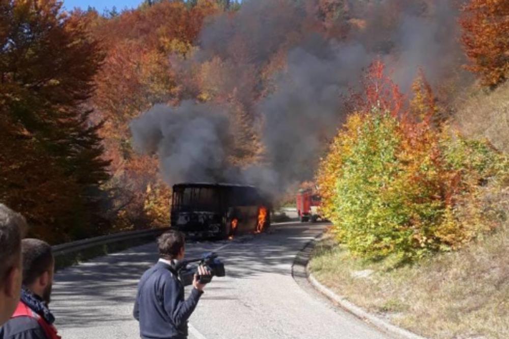 STRAVIČNE SCENE POŽARA: Autobus potpuno IZGOREO na lokalnom putu kod Kruševca!  (FOTO)