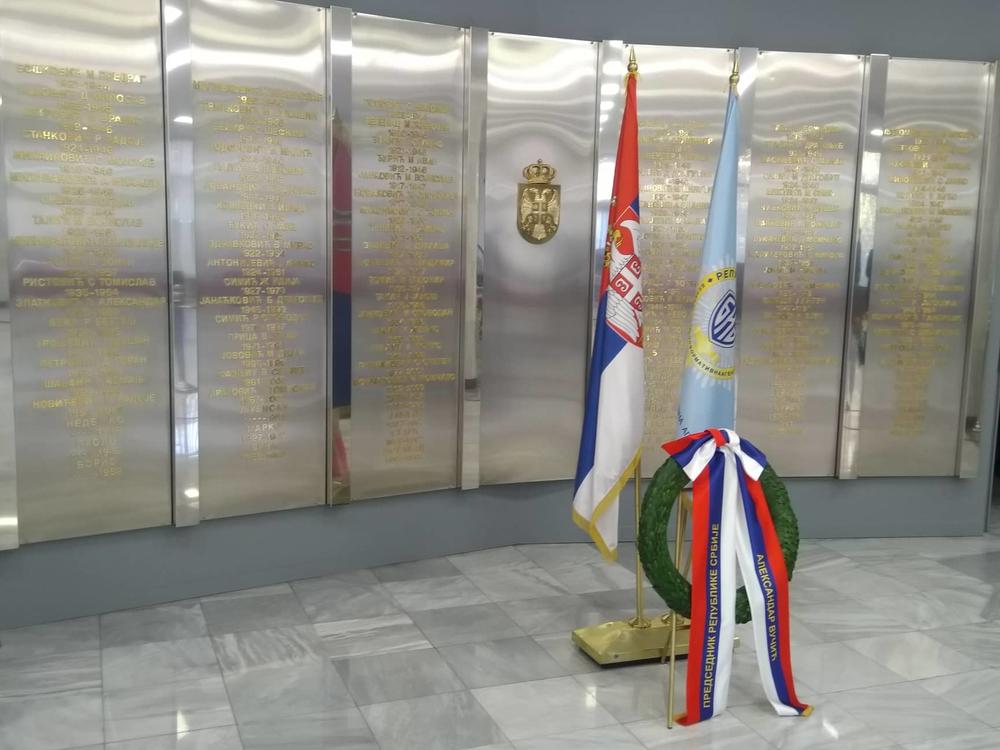 Venac koji je Aleksandar Vučić položio na memorijalnom zidu   