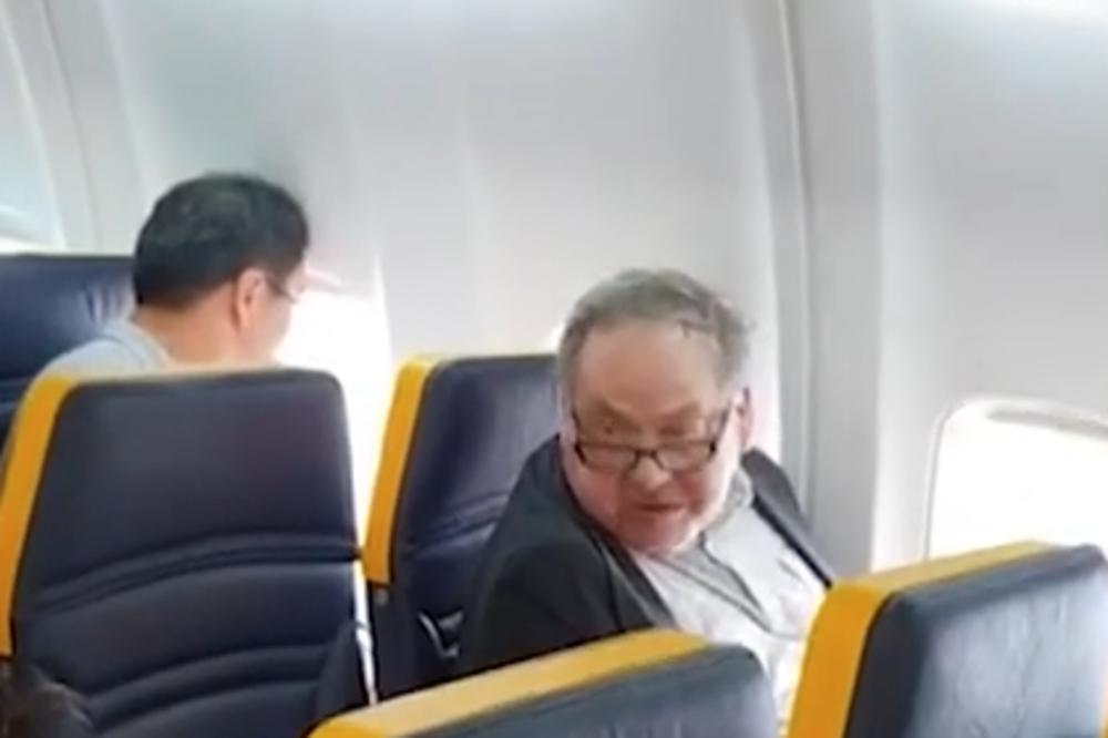 NEĆU DA SEDIM PORED CRNOG SMEĆA! Jezivi RASISTIČKI ISPAD u avionu, muškarac napao nepokretnu staricu! (VIDEO)