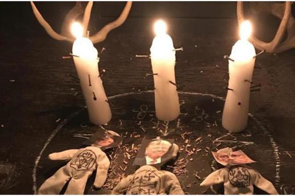 AMERIČKE VEŠTICE BACILE ČINI NA DONALDA TRAMPA: Izvele STRAVIČAN ritual sa krpenim lutkama i fotografijama! (FOTO)