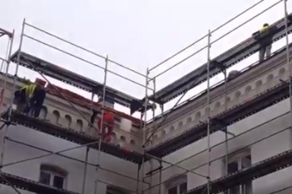GINU, A NIJE NI ČUDO ZAŠTO! Radnici koji rekonstruišu Urgentni bez opreme šetaju po klimavoj skeli (VIDEO)