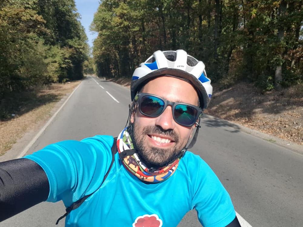 Grk Elpis Hrisovergis biciklom putuje po Evropi kako bi prikupio novac za lečenje bolesne dece   