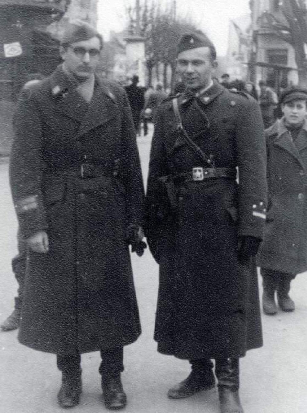Franjo Tuđman (levo) kao borac partizana  