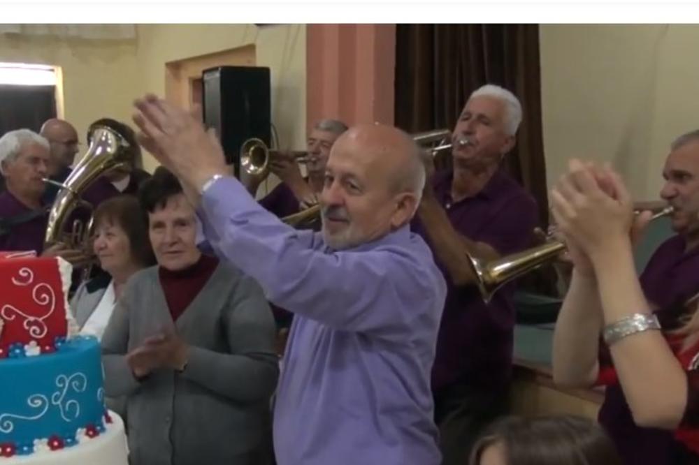 Prota Milorad Cicović (65) se veseli uz trubače    