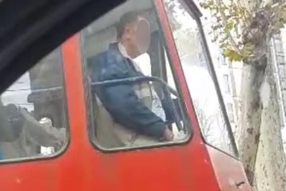 POJAVIO SE JOŠ JEDAN MANIJAK IZ TRAMVAJA: Čovek MASTURBIRAO usred gradskog prevoza naočigled svih! (VIDEO)